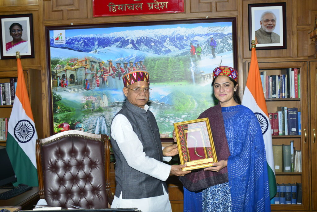 Governor Honored Mountaineer Baljit Kaur At Raj Bhavan