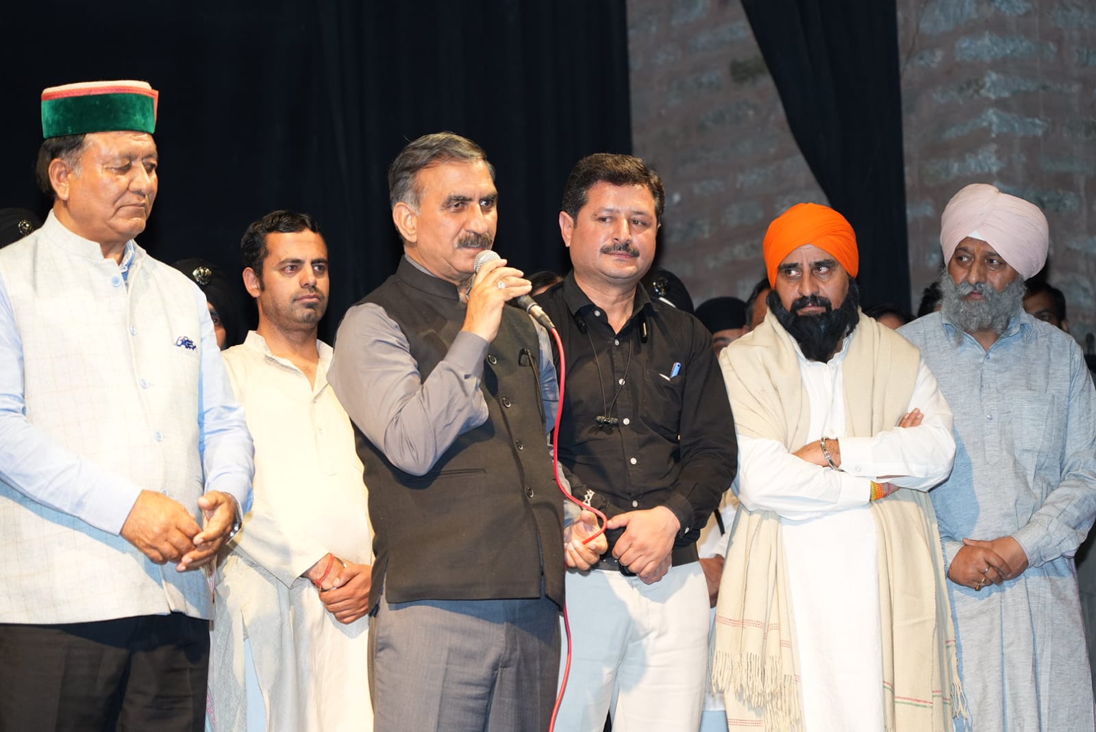 'Raavi Paar' Play Mesmerizes Audience At Gaiety Theater 
