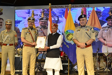 Awards For Police Personnel : Governor Presents DGP Disc Awards