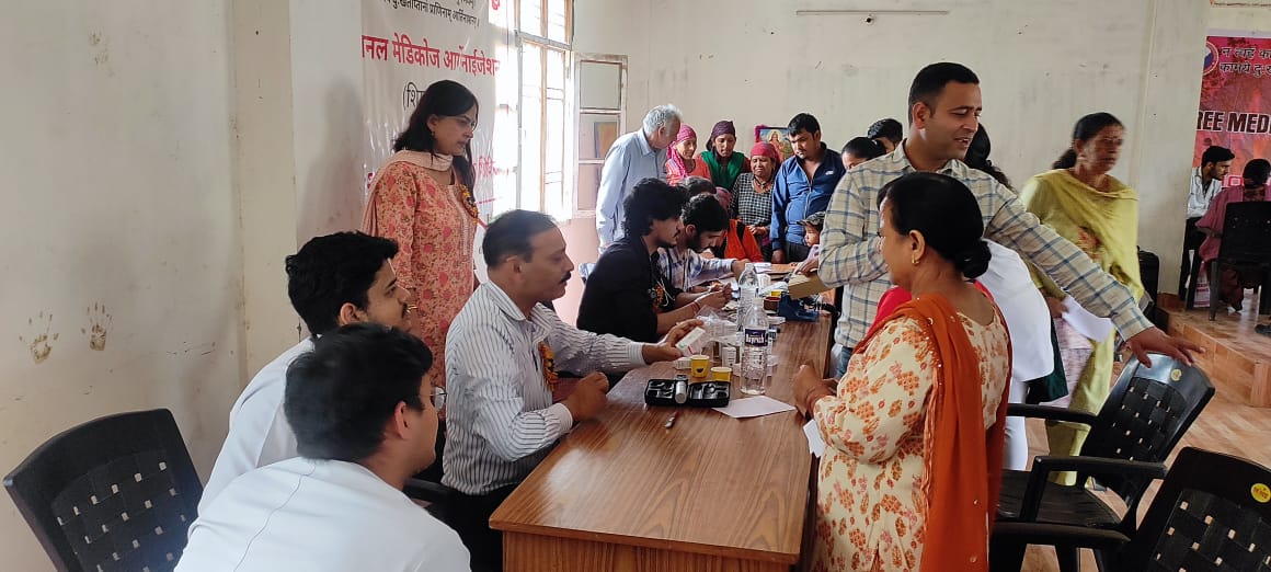 हिमाचल प्रदेश रेडक्रॉस और एनएमओ के संयुक्त प्रयास से आयोजित ग्राम रझाना में 'नि:शुल्क स्वास्थ्य चिकित्सा शिविर
