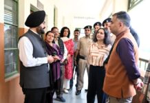 चुनाव आयुक्त ने लिया मतदान केंद्र का जायजा