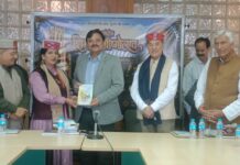 शेरो-शायरी से सजा गेयटी थिएटर, बिखरे अदब के रंग
