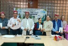 गेयटी थिएटर में एस.आर. हरनोट के उपन्यास पर आलोचना पुस्तक का लोकार्पण